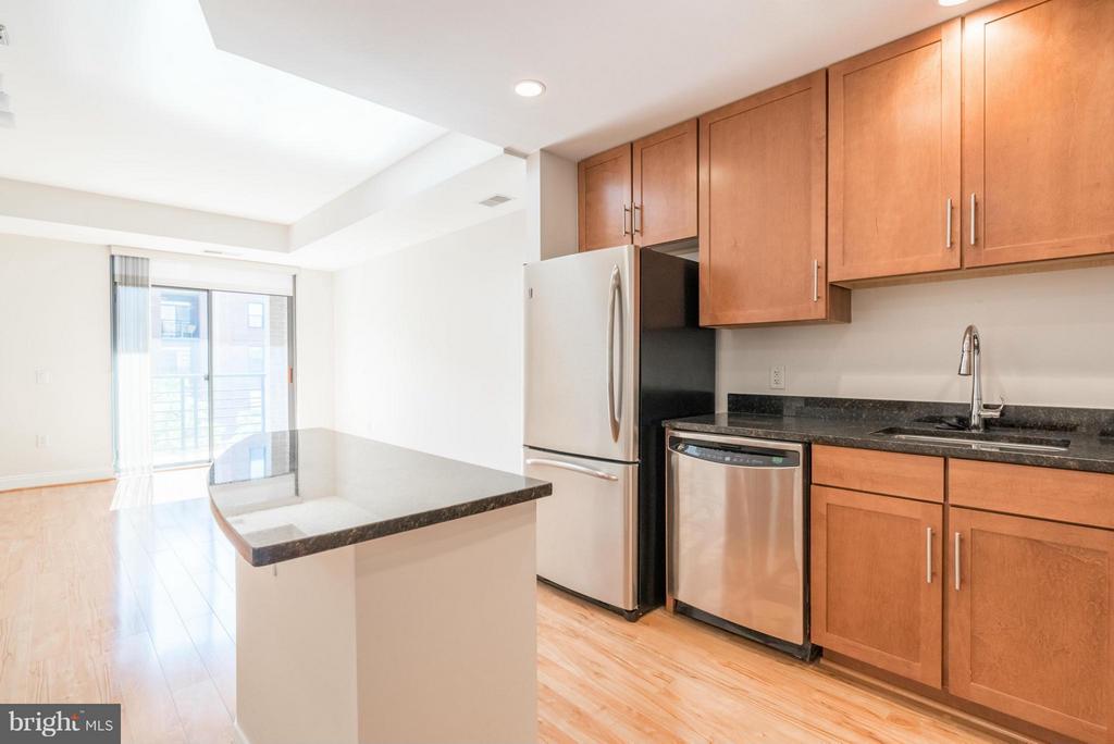 525 FAYETTE Unit: 420