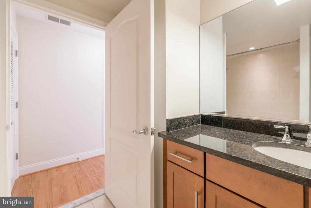 525 FAYETTE Unit: 420
