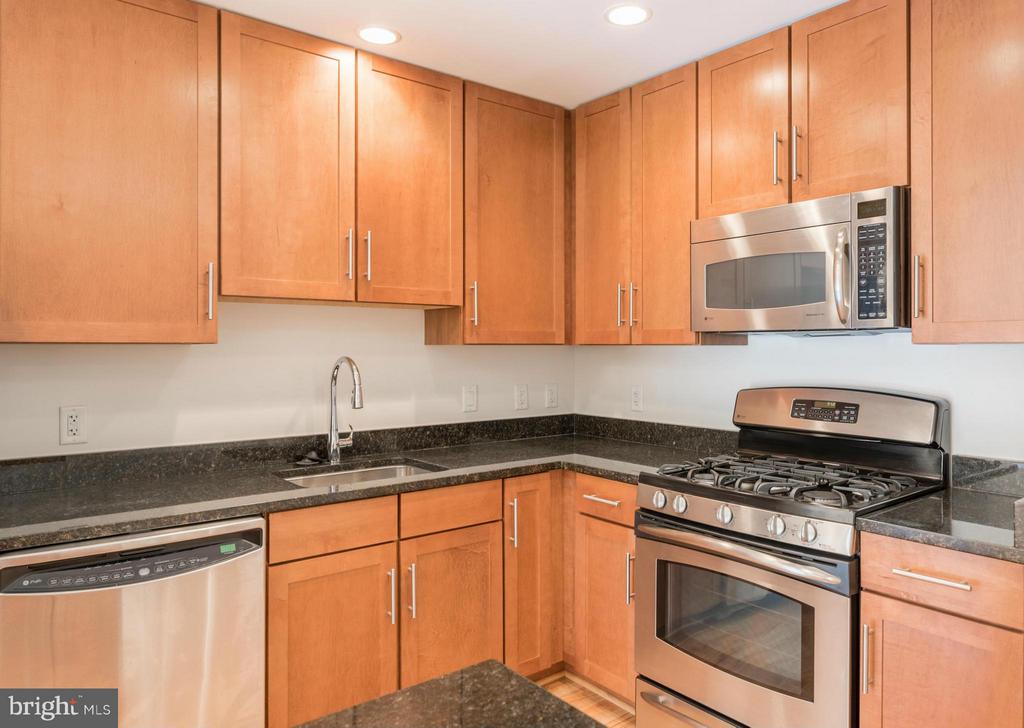 525 FAYETTE Unit: 420