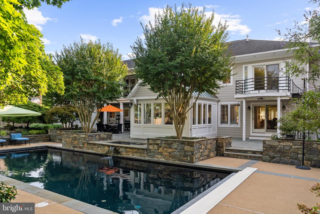 509 N QUAKER LANE