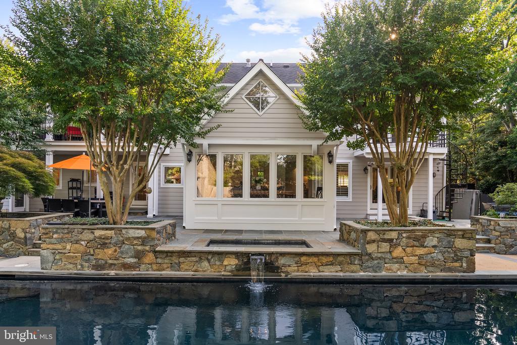 509 N QUAKER LANE