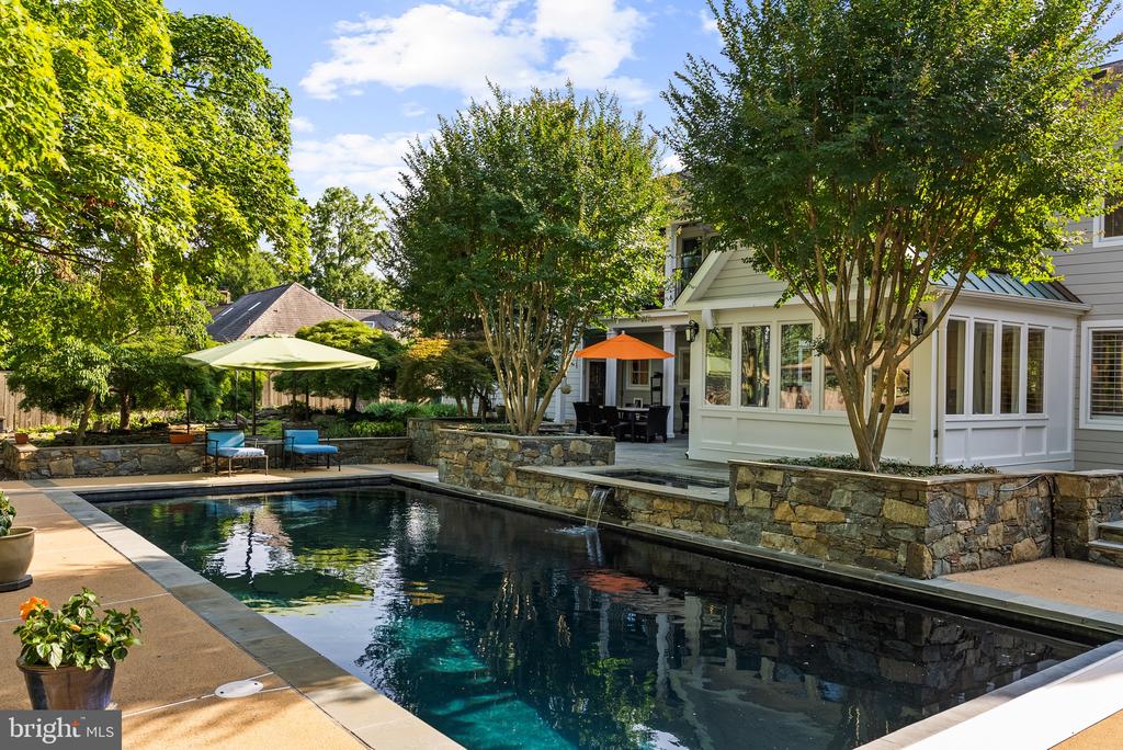 509 N QUAKER LANE
