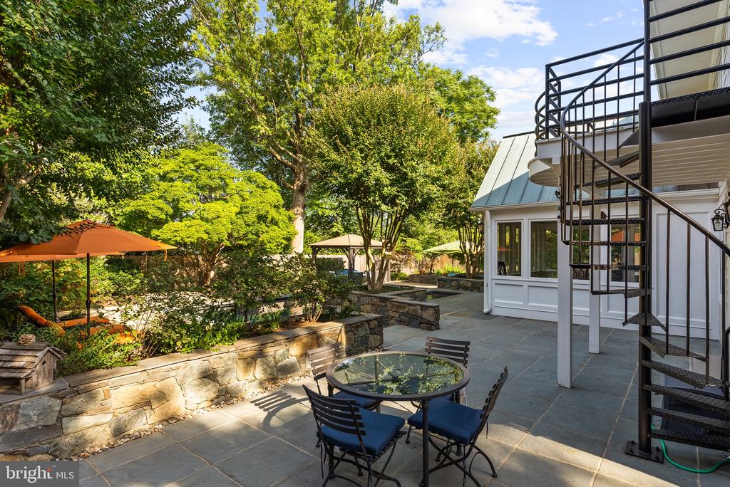 509 N QUAKER LANE