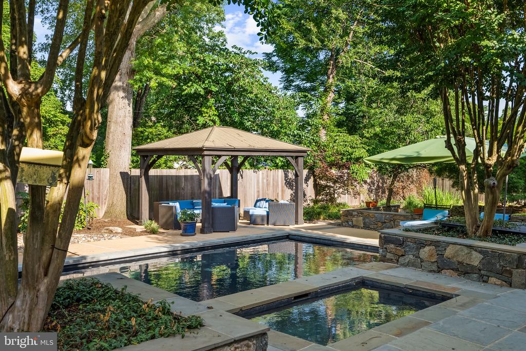 509 N QUAKER LANE
