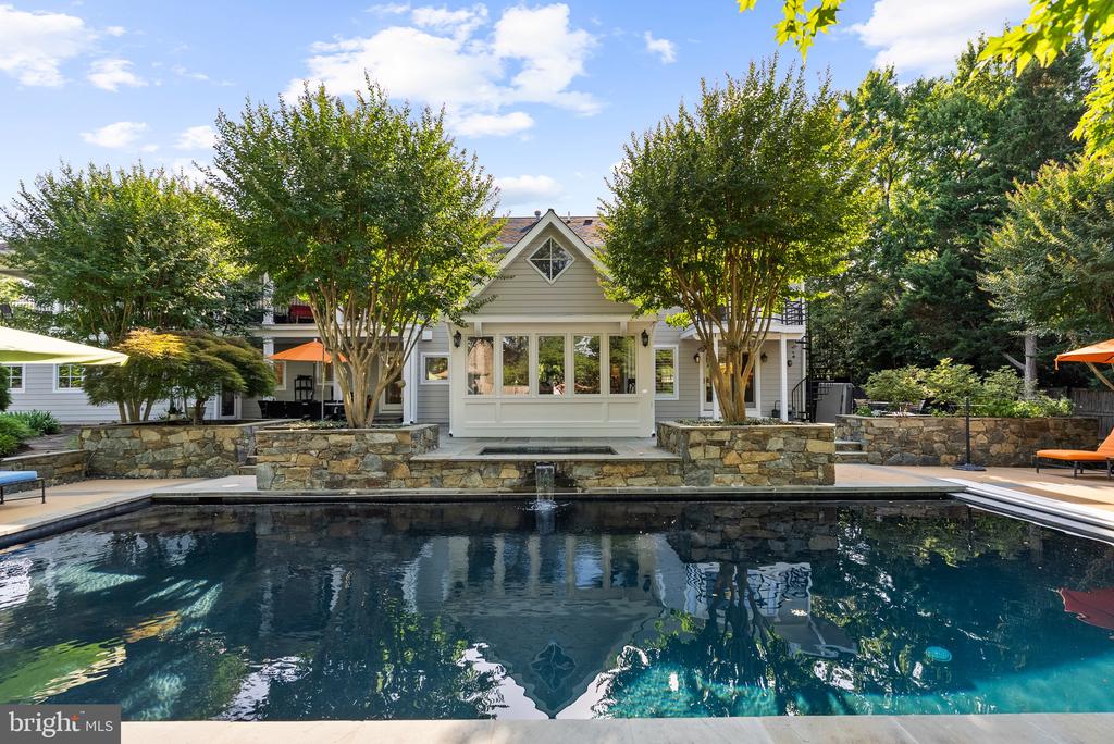 509 N QUAKER LANE