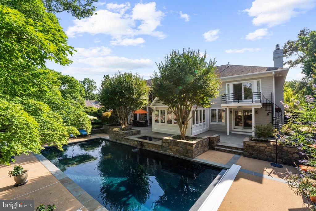 509 N QUAKER LANE