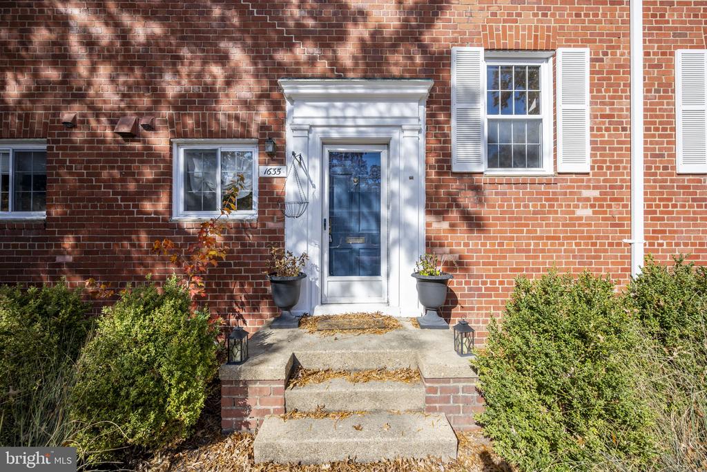 1635 RIPON PLACE