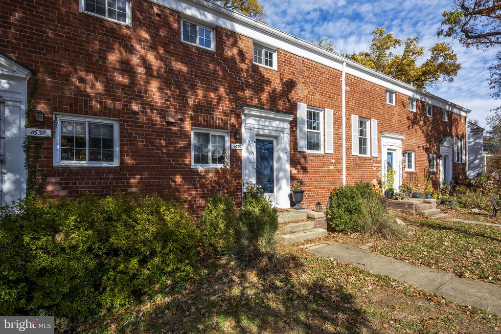 1635 RIPON PLACE