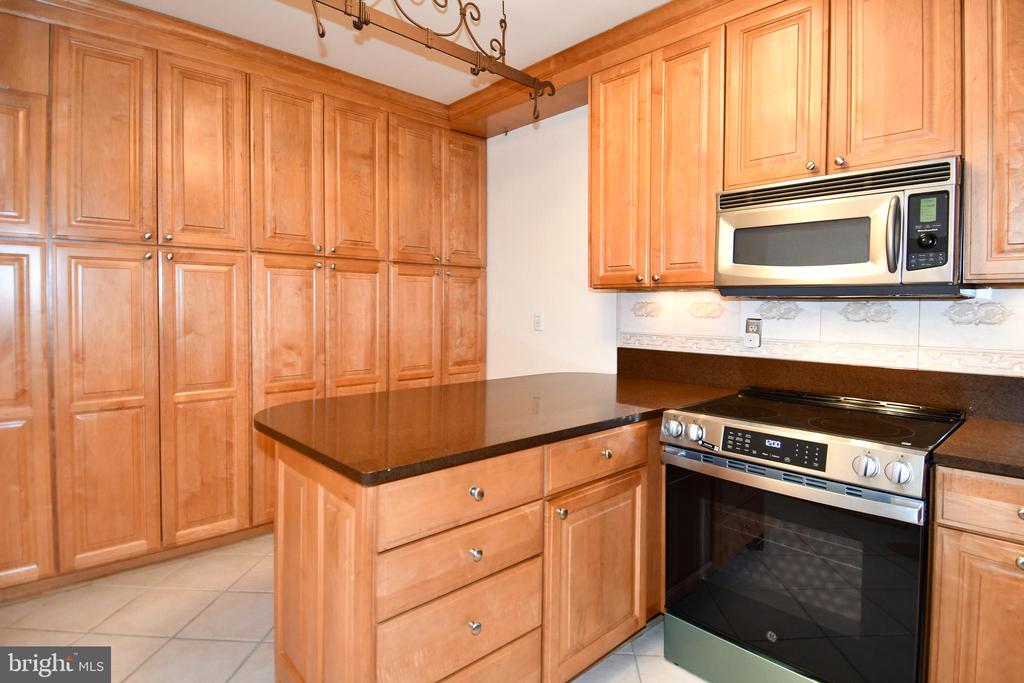 1250 S WASHINGTON STREET Unit: 714