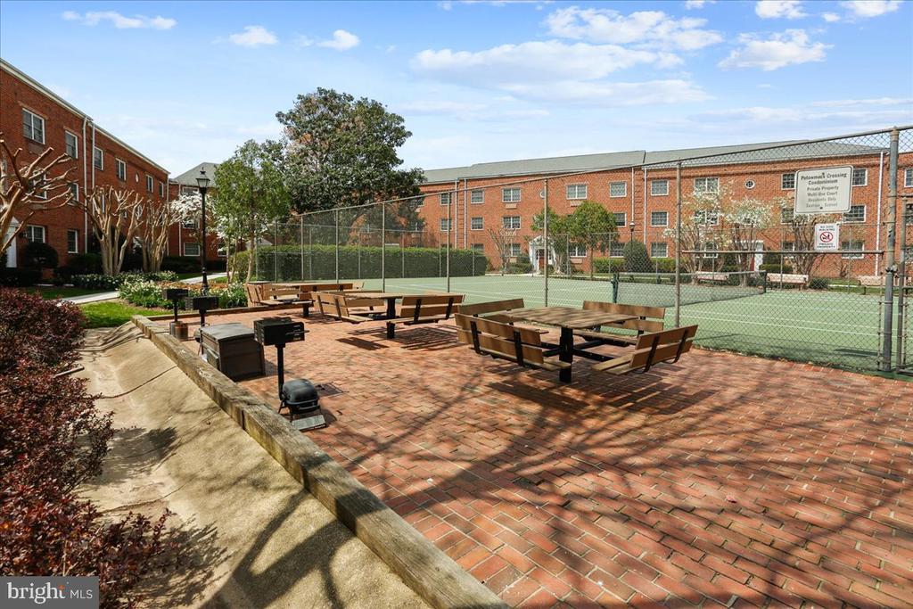 1702 W ABINGDON DRIVE Unit: 201