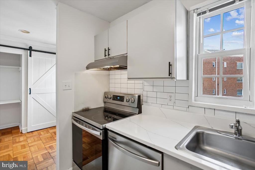 1702 W ABINGDON DRIVE Unit: 201