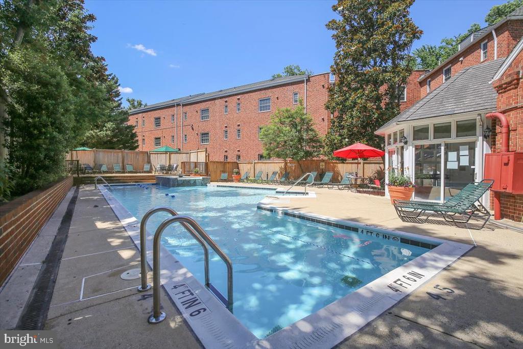1702 W ABINGDON DRIVE Unit: 201