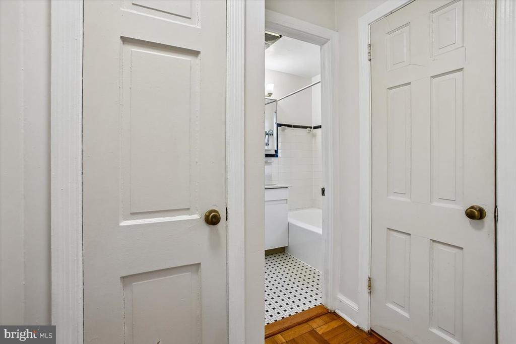1702 W ABINGDON DRIVE Unit: 201