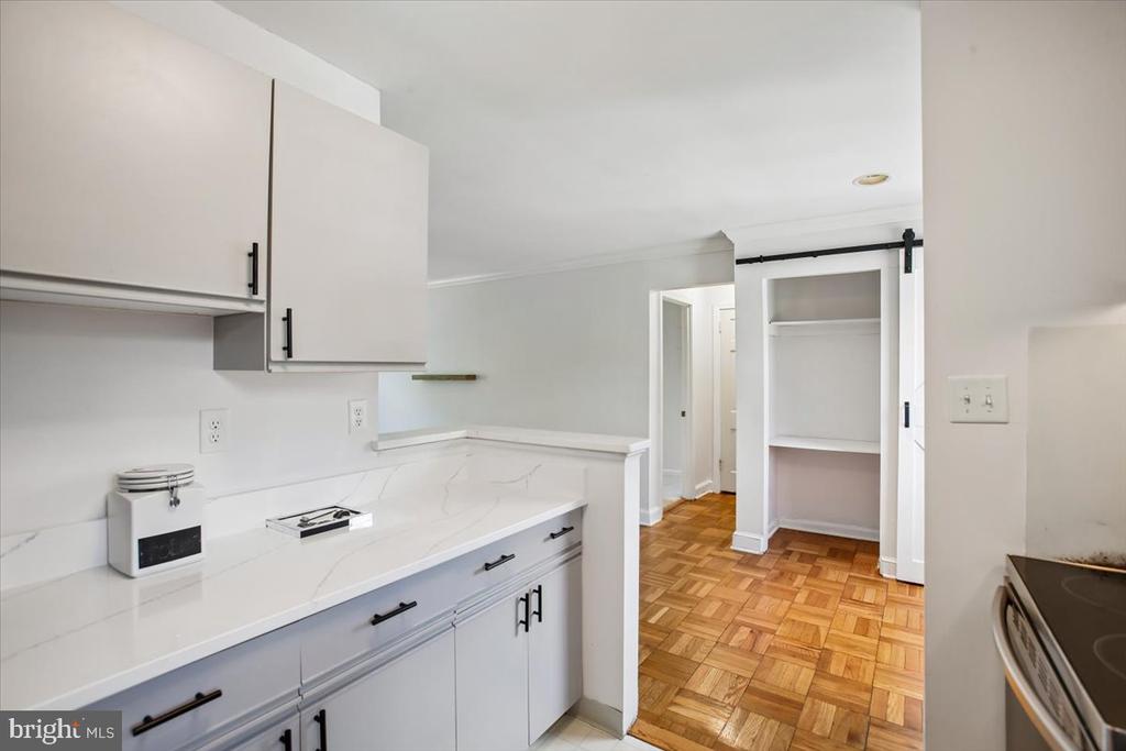 1702 W ABINGDON DRIVE Unit: 201