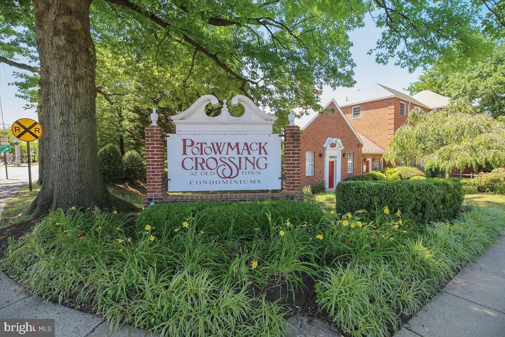 1702 W ABINGDON DRIVE Unit: 201