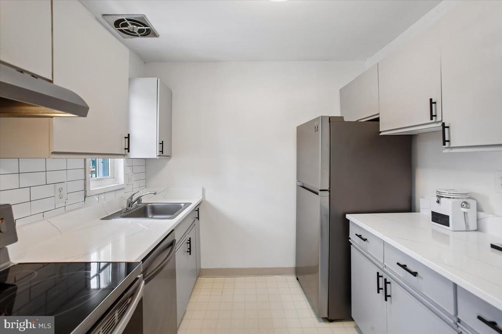 1702 W ABINGDON DRIVE Unit: 201