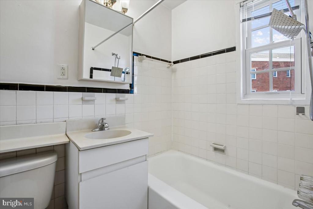 1702 W ABINGDON DRIVE Unit: 201