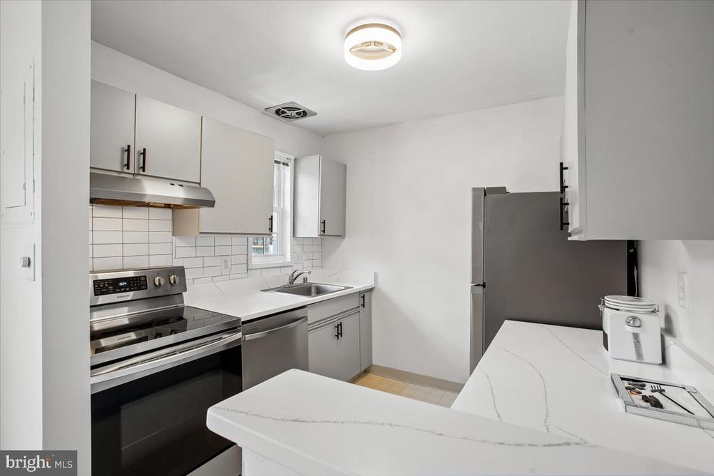 1702 W ABINGDON DRIVE Unit: 201