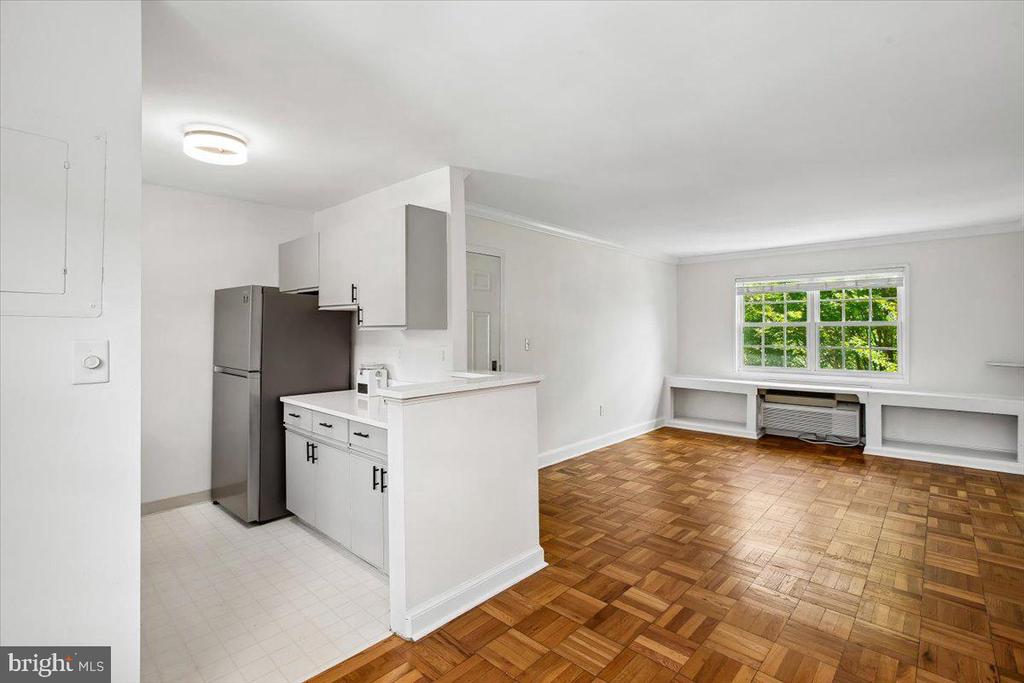 1702 W ABINGDON DRIVE Unit: 201