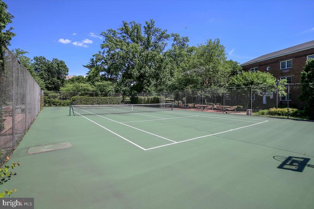 1702 W ABINGDON DRIVE Unit: 201