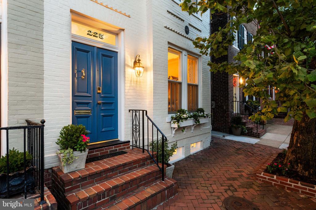 225 N ROYAL STREET