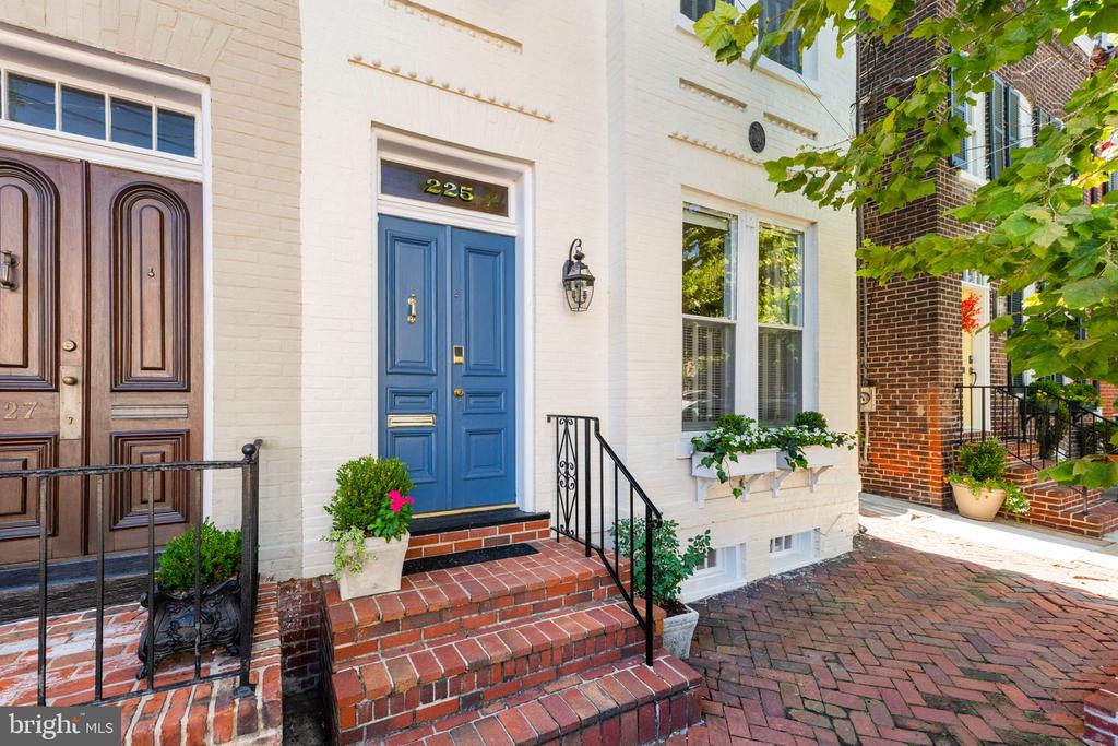 225 N ROYAL STREET