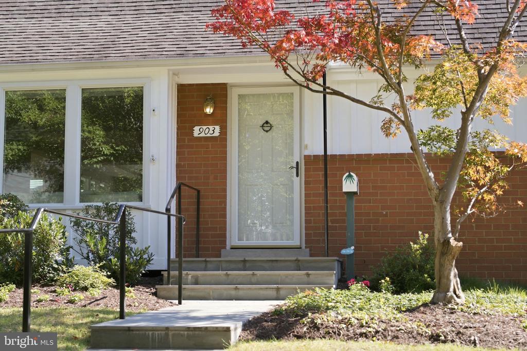903 PEELE PLACE