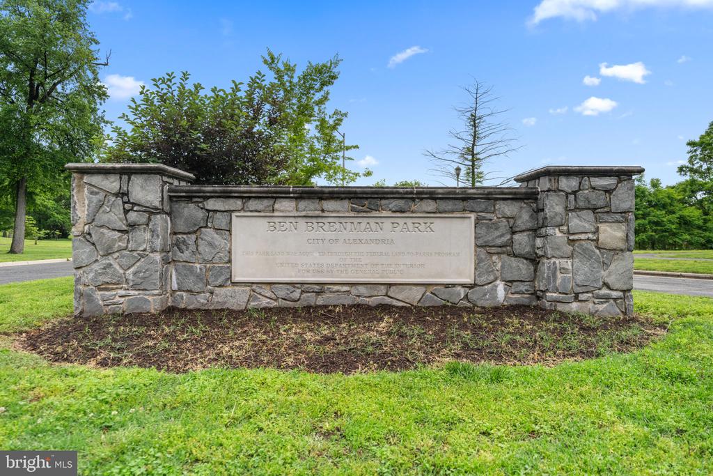 903 PEELE PLACE