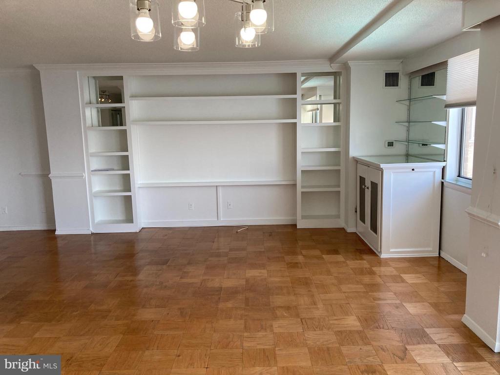 501 SLATERS LANE Unit: 403