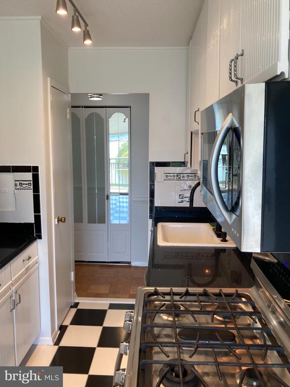 501 SLATERS LANE Unit: 403