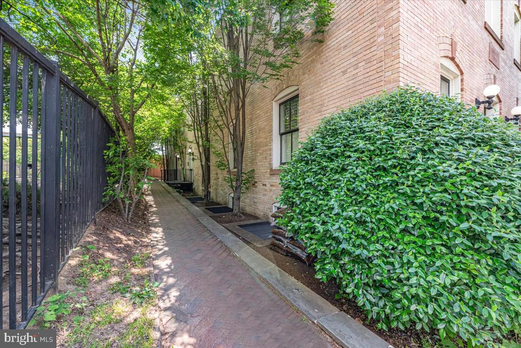 1210 QUEEN STREET Unit: 1