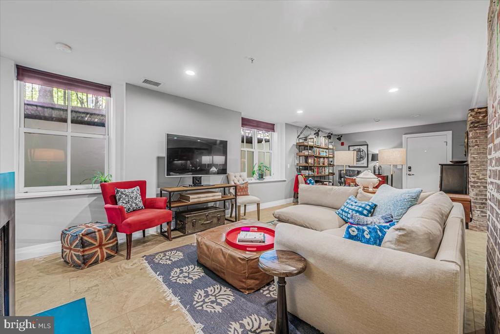 1210 QUEEN STREET Unit: 1