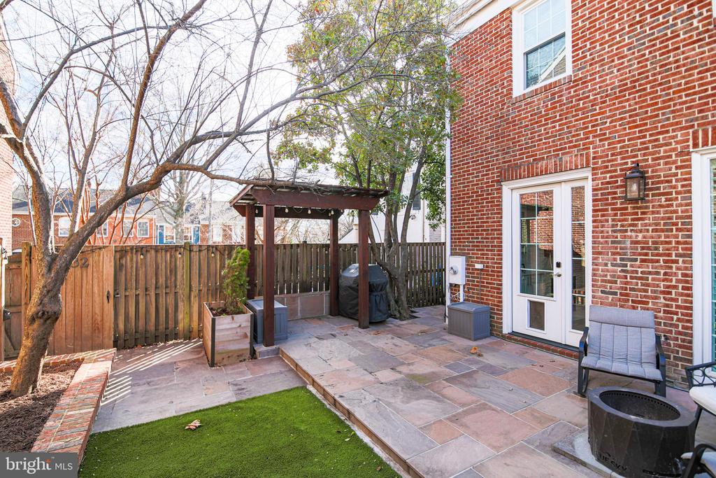 332 S ALFRED STREET