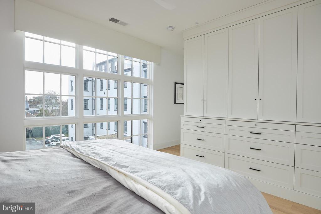 521 N WASHINGTON STREET Unit: 302