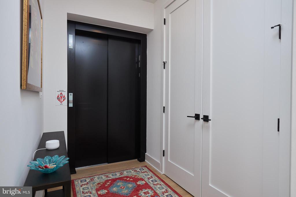 521 N WASHINGTON STREET Unit: 302