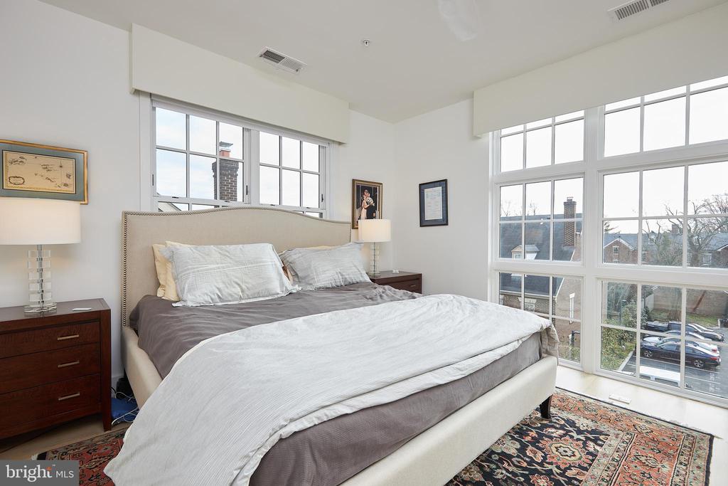 521 N WASHINGTON STREET Unit: 302