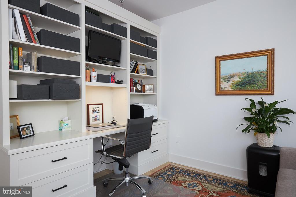 521 N WASHINGTON STREET Unit: 302