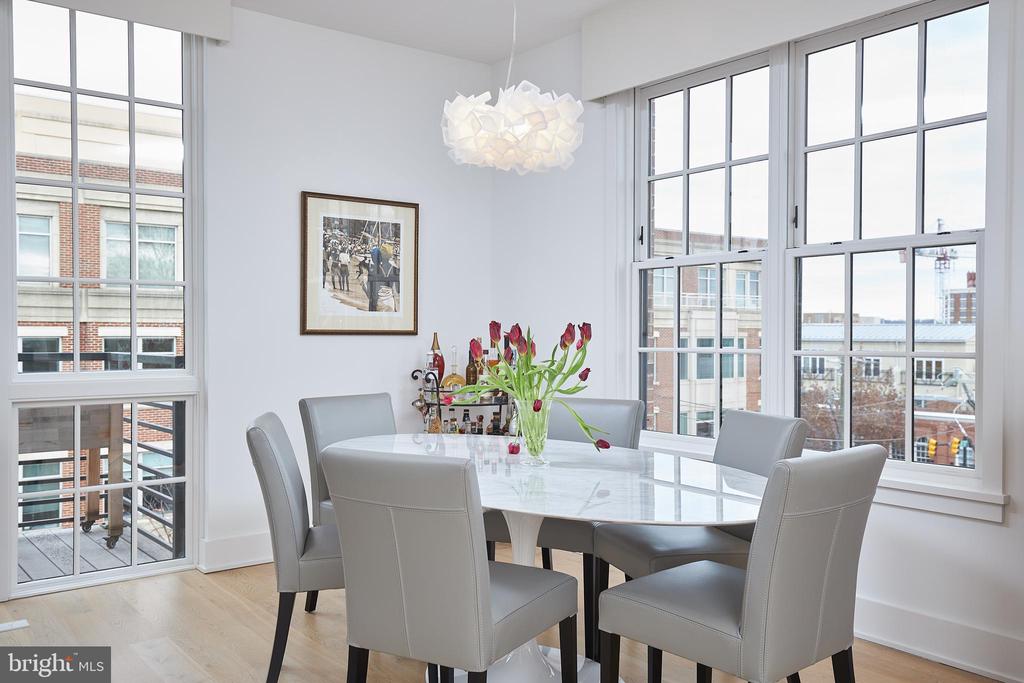 521 N WASHINGTON STREET Unit: 302
