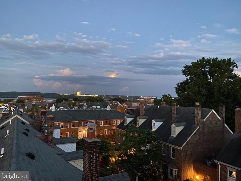 521 N WASHINGTON STREET Unit: 302