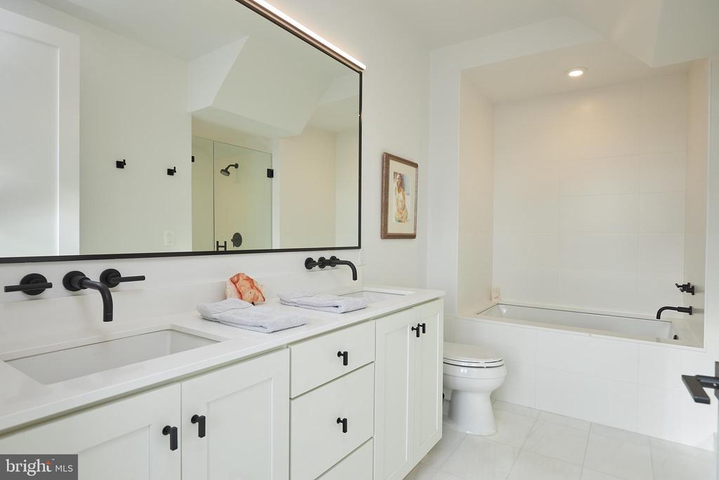 521 N WASHINGTON STREET Unit: 302