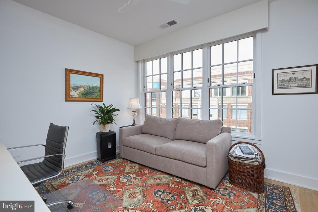 521 N WASHINGTON STREET Unit: 302