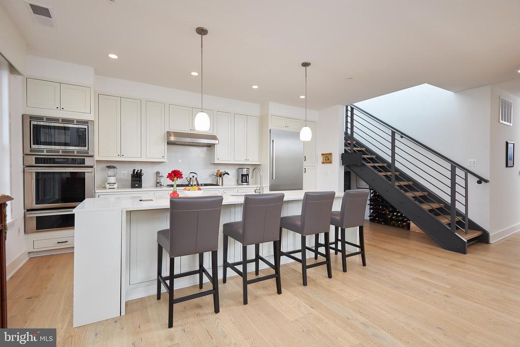 521 N WASHINGTON STREET Unit: 302