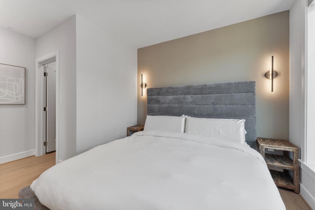 635 SLATERS LANE Unit: 306