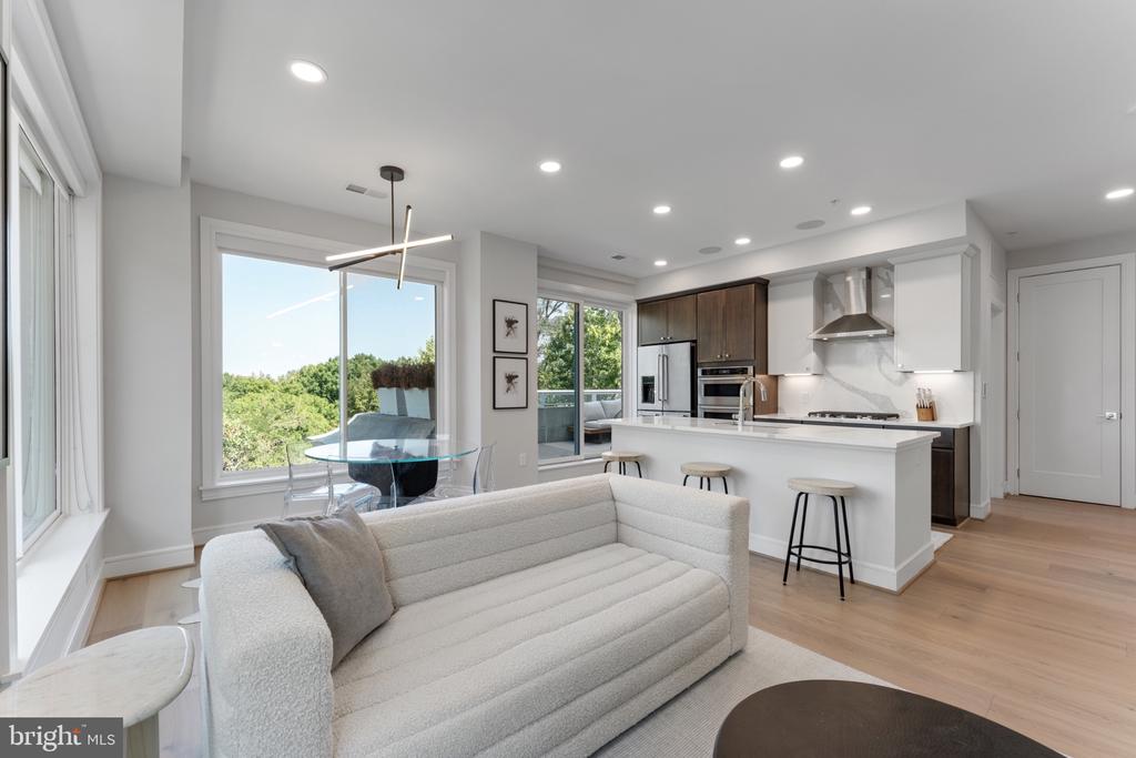 635 SLATERS LANE Unit: 306