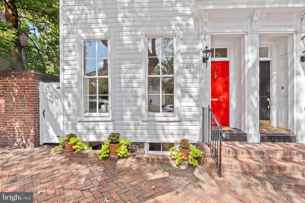 207 CAMERON STREET
