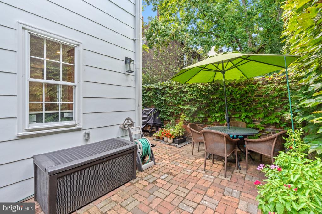 207 CAMERON STREET