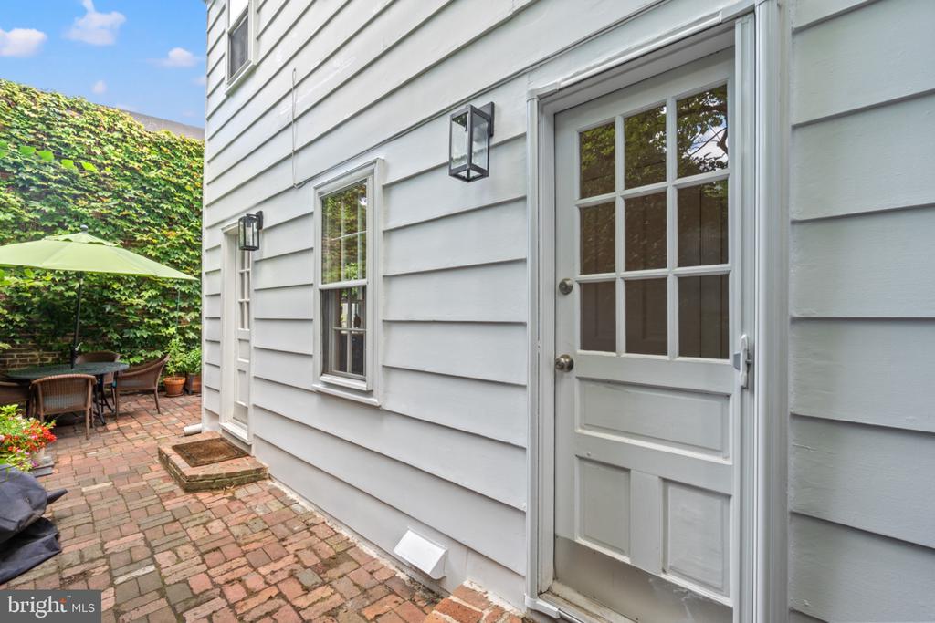 207 CAMERON STREET