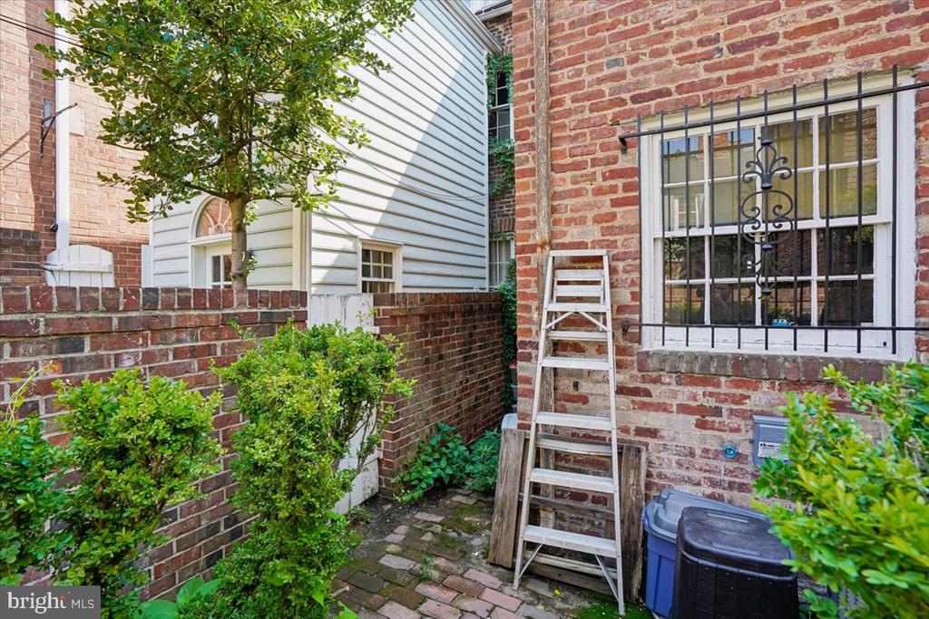 133 S FAIRFAX STREET