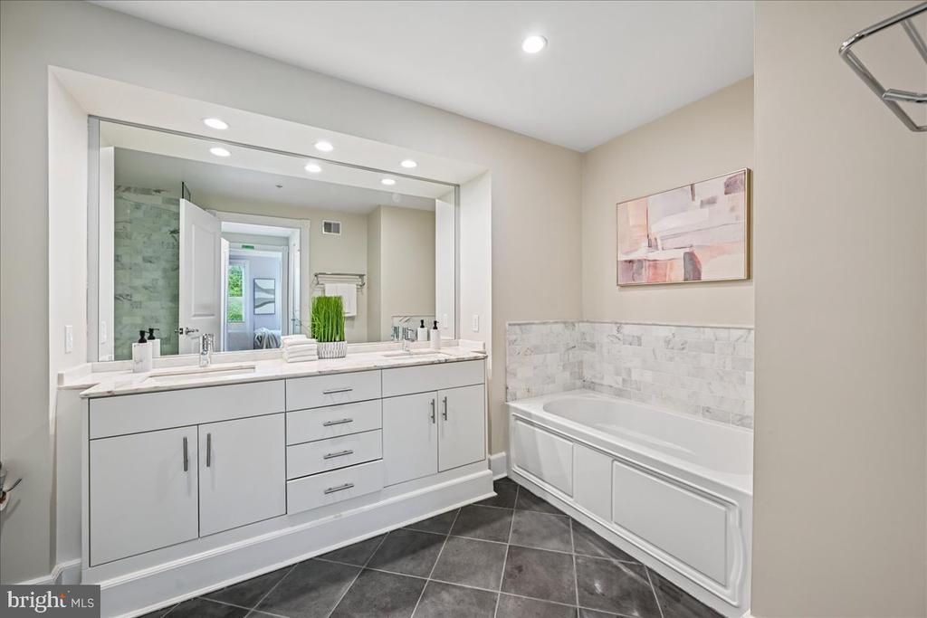 910 POWHATAN STREET Unit: 206S