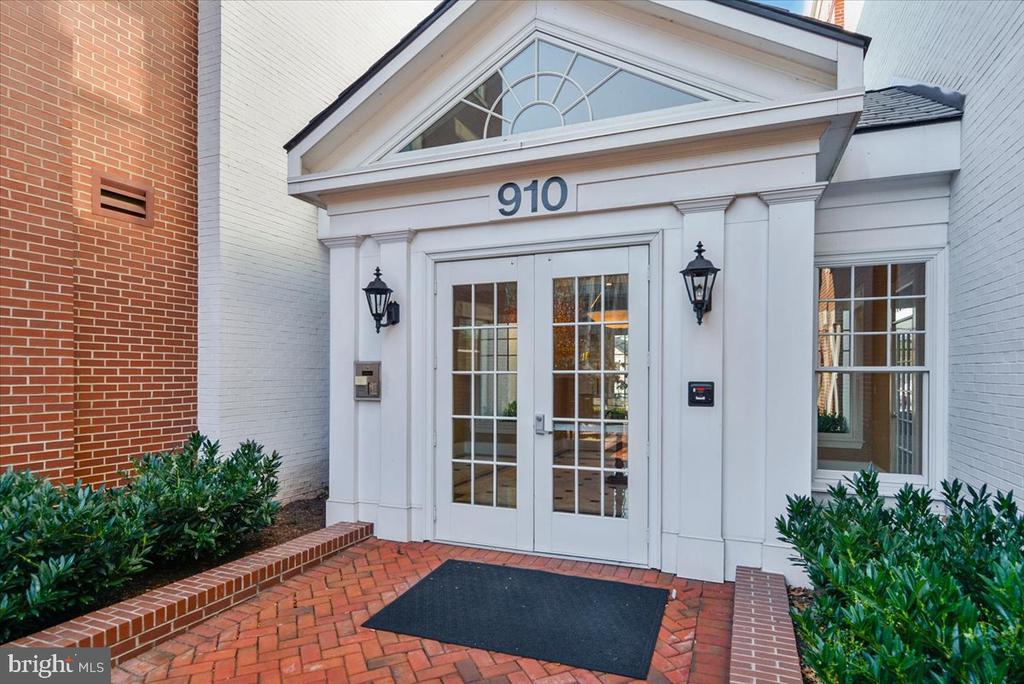 910 POWHATAN STREET Unit: 206S